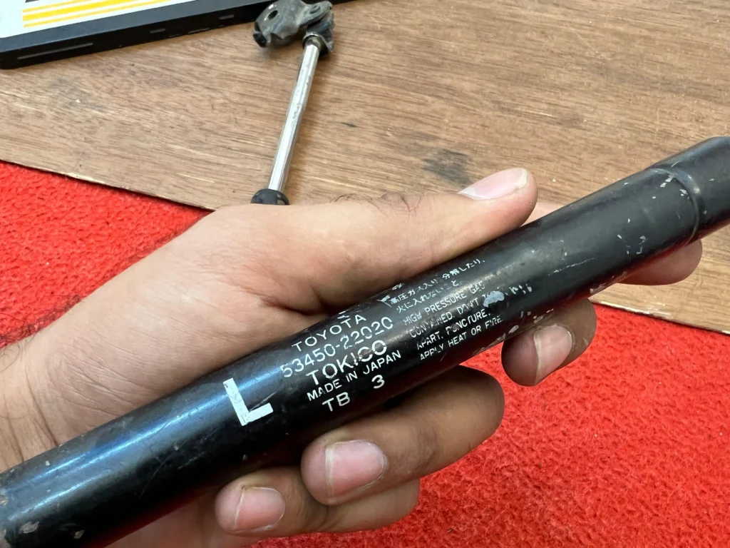 Cressida 1986 - 1988 Bonnet lift struts support assembly (3)