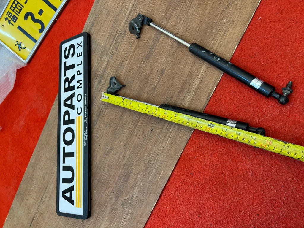 Cressida 1986 - 1988 Bonnet lift struts support assembly (5)