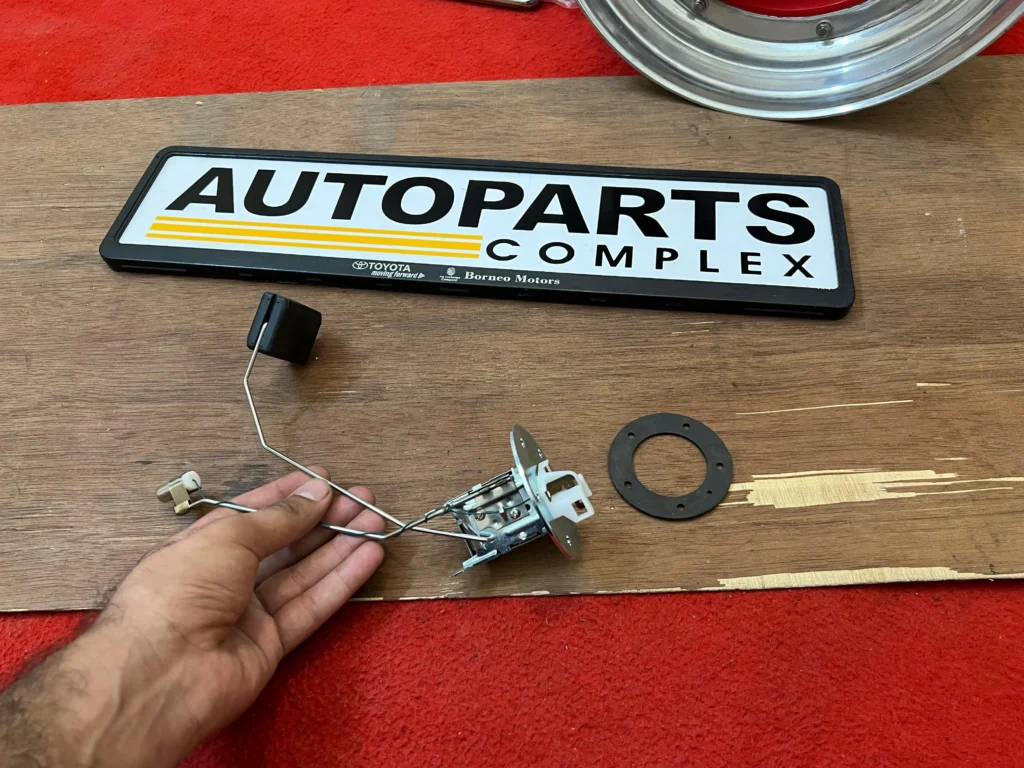 Fuel guage sending unit for Ke70 Te72 sedan Corolla 1980-83 (1)