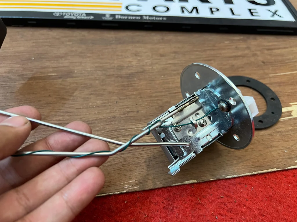 Fuel guage sending unit for Ke70 Te72 sedan Corolla 1980-83 (3)