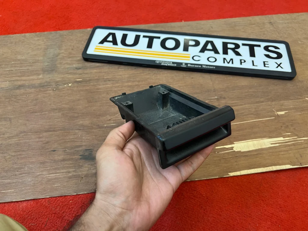 Hilux 1979 - 1983 rn30 Rn40 Ln40 ash tray (1)