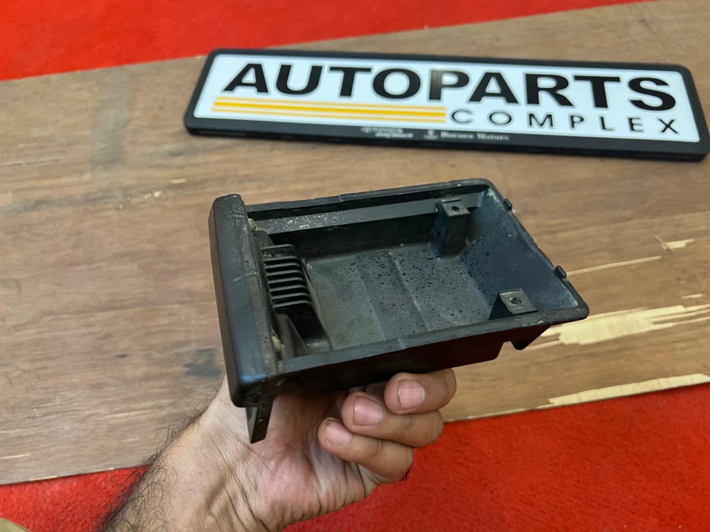 Hilux 1979 - 1983 rn30 Rn40 Ln40 ash tray (2)