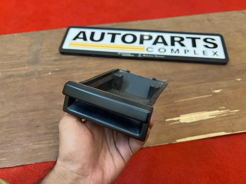 Hilux 1979 - 1983 rn30 Rn40 Ln40 ash tray (3)