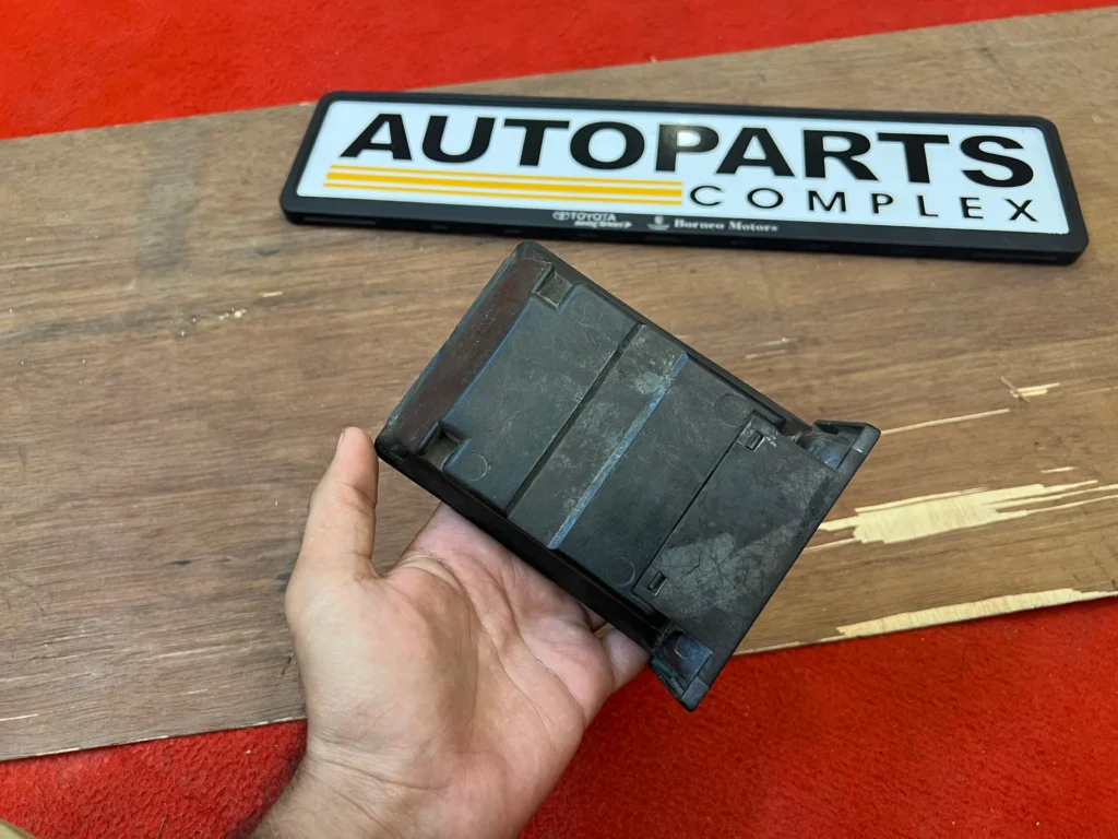 Hilux 1979 - 1983 rn30 Rn40 Ln40 ash tray (4)