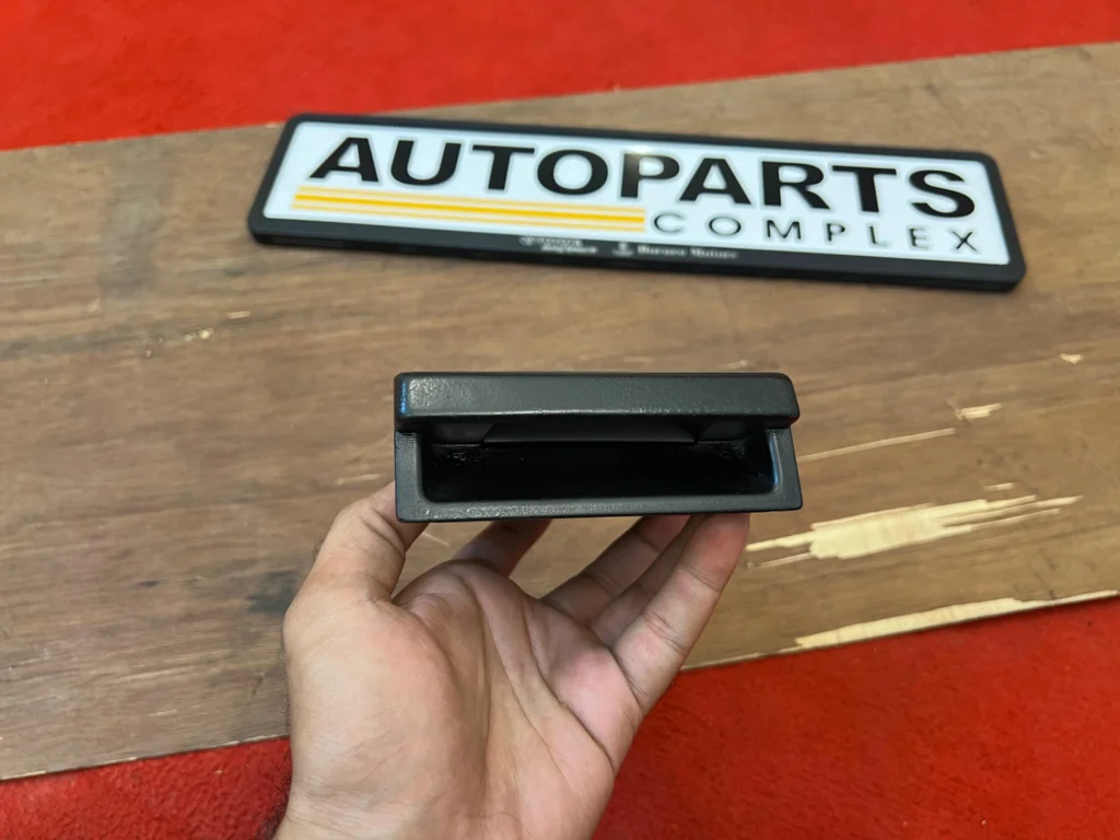 Hilux 1979 - 1983 rn30 Rn40 Ln40 ash tray (5)