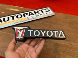 Hilux pickup 1982 1983 4WD grille Toyota badge RN30 Rn40 ln46 (1)