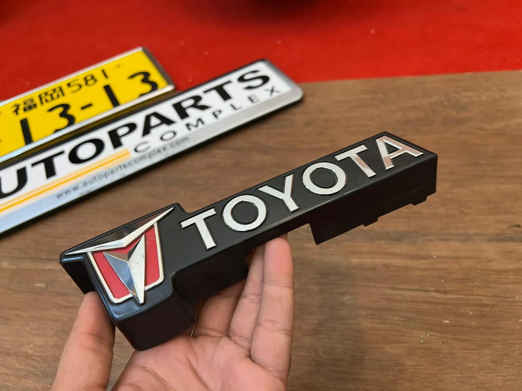 Hilux pickup 1982 1983 4WD grille Toyota badge RN30 Rn40 ln46 (2)