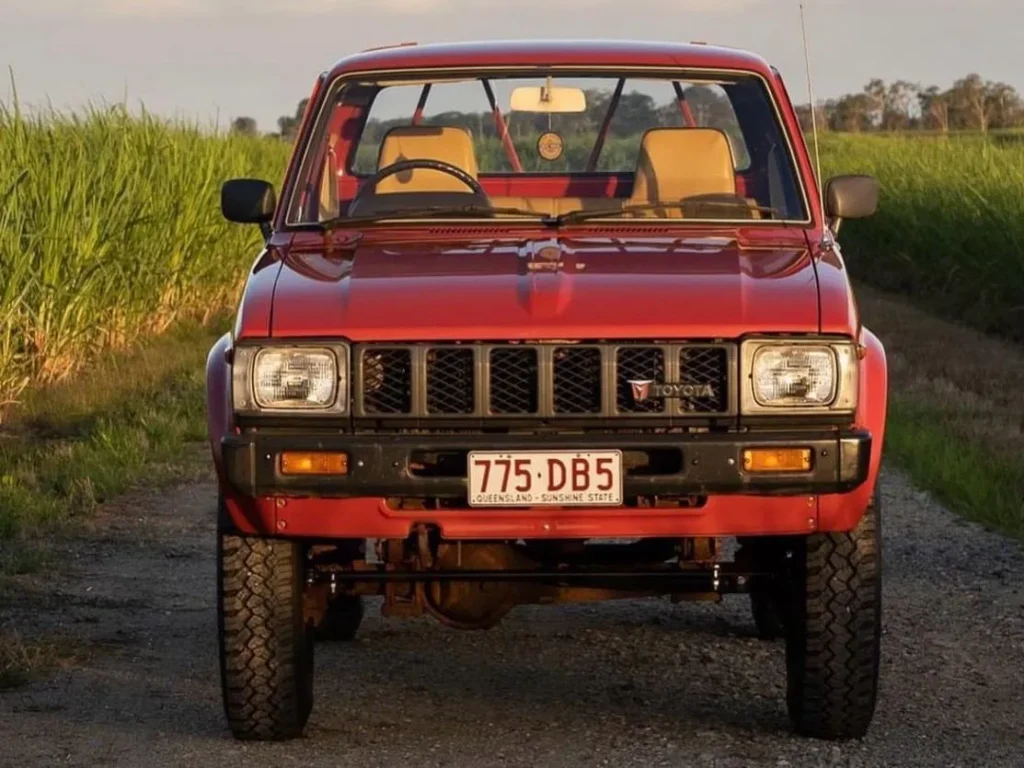 Hilux pickup 1982 1983 4WD grille Toyota badge RN30 Rn40 ln46 (5)