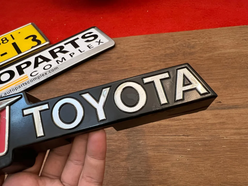 Hilux pickup 1982 1983 4WD grille Toyota badge RN30 Rn40 ln46 (6)