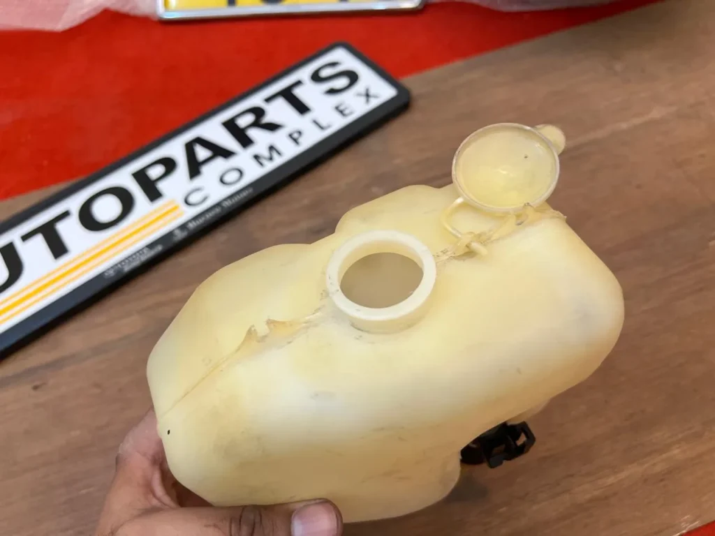 Ke30 Te31 Ke35 Ke36 Corolla Windshield washer bottle2