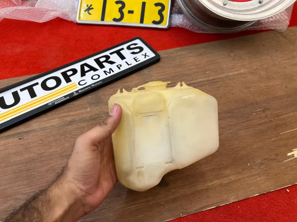 Ke30 Te31 Ke35 Ke36 Corolla Windshield washer bottle3