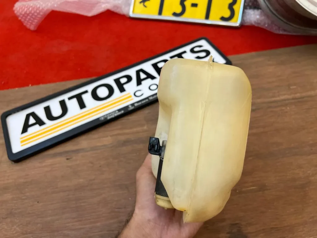 Ke30 Te31 Ke35 Ke36 Corolla Windshield washer bottle5