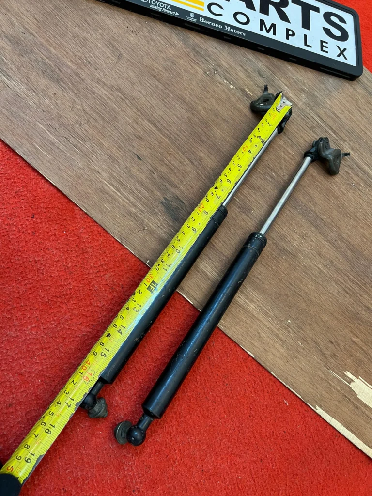 OEM Toyota 1980s Bonnet lift struts support assembly (4)
