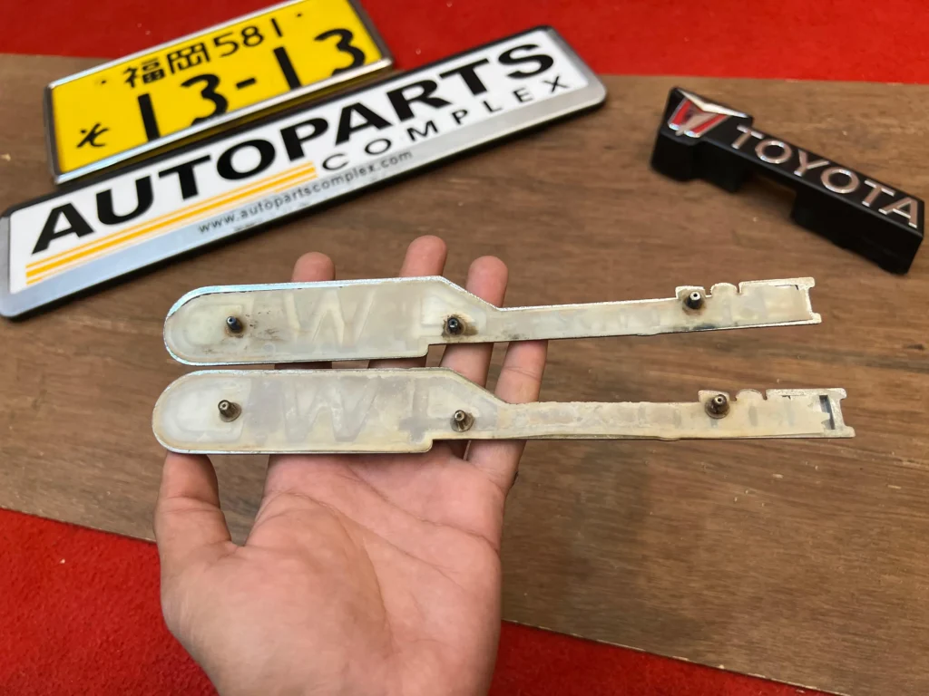 Toyota Hilux pickup 1979 - 1983 RN30 RN40 4WD fender badges (6)