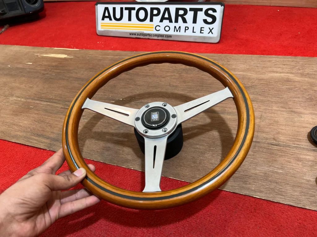 Vintage Nardi Torino Classic 365mm with horn button and its surrounding ring (3)