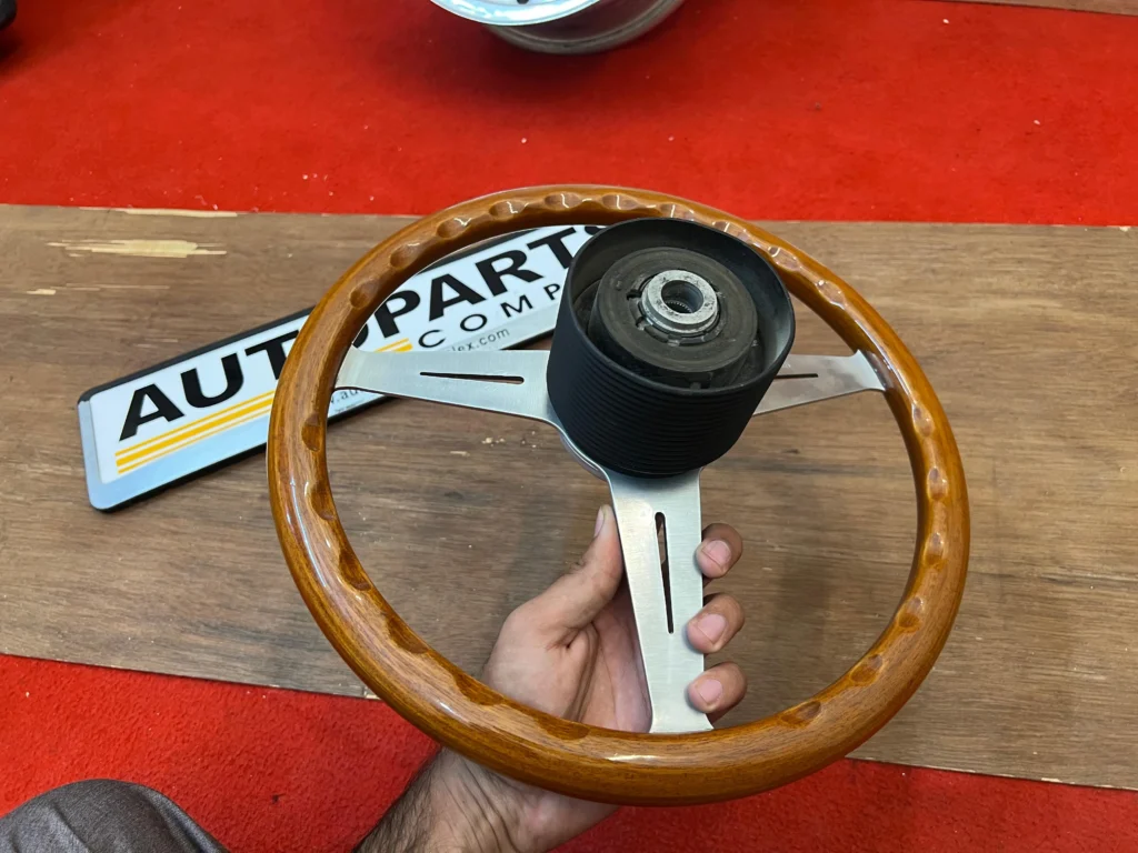 Vintage Nardi Torino Classic 365mm with horn button and its surrounding ring (7)