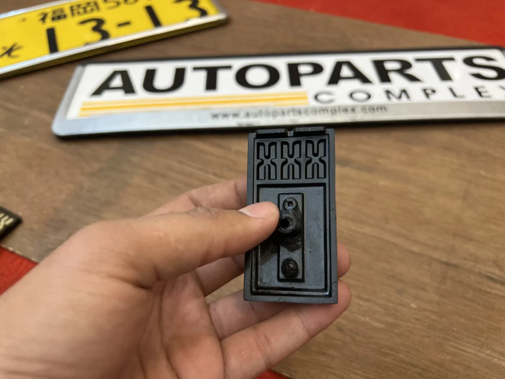 Corolla 1980 XXX C silver grille badge Ke70 Te71 1.8 Corolla (1)