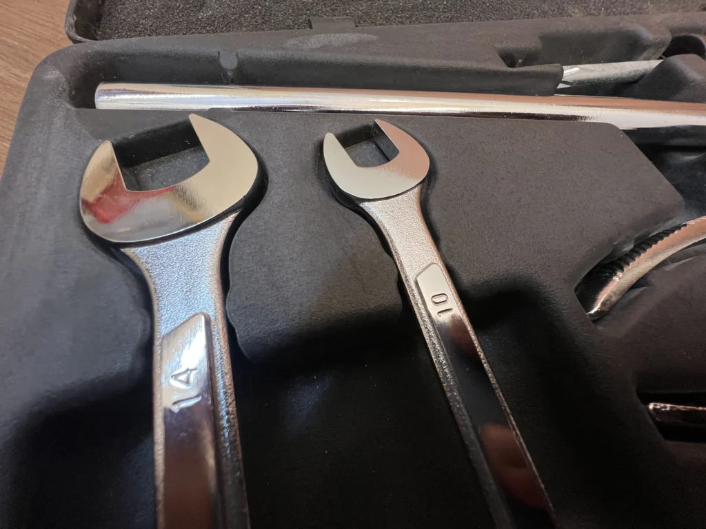 OEM universal car spare tool kit with box (4)