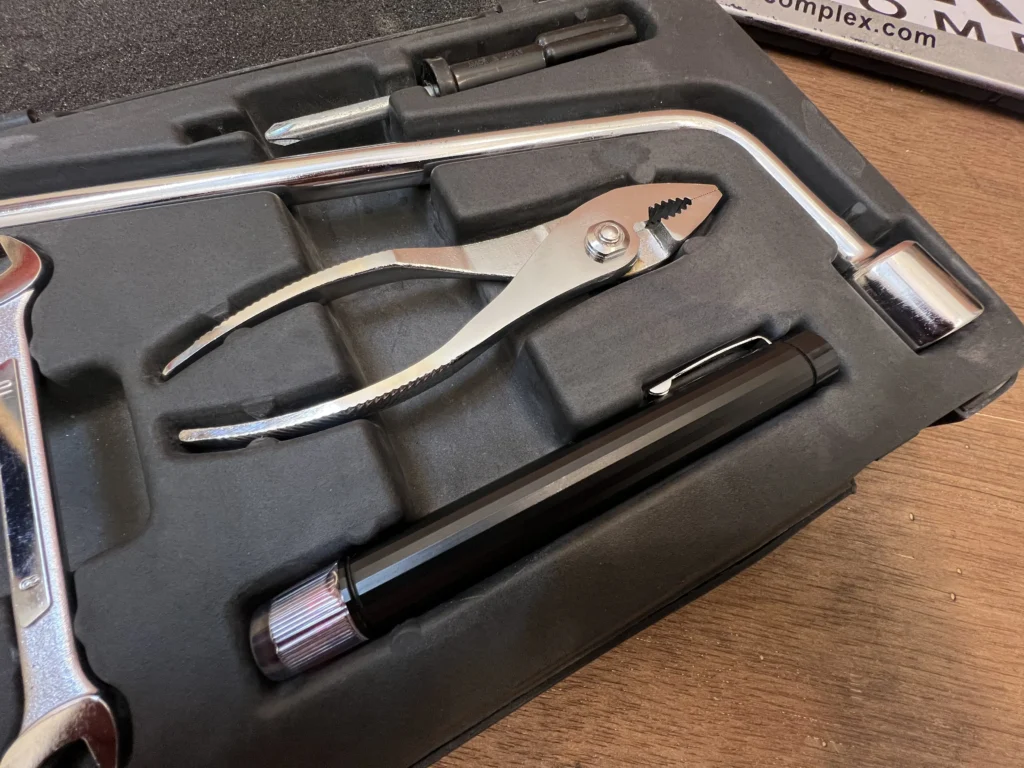 OEM universal car spare tool kit with box (6)