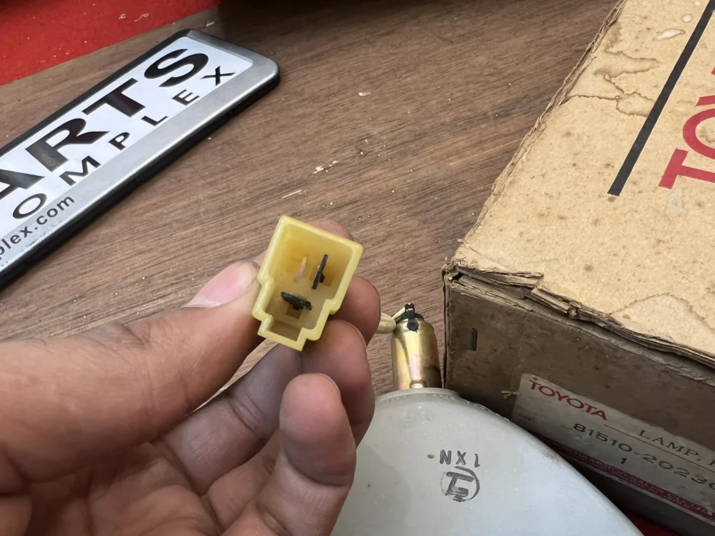 TOYOTA CORONA RT130 TT132 1978 - 1980 Front bumper indicator right side (1)