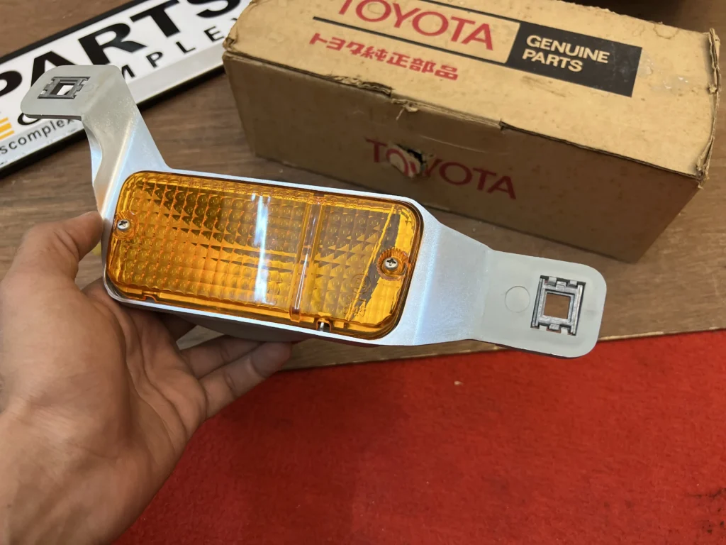 TOYOTA CORONA RT130 TT132 1978 - 1980 Front bumper indicator right side (3)