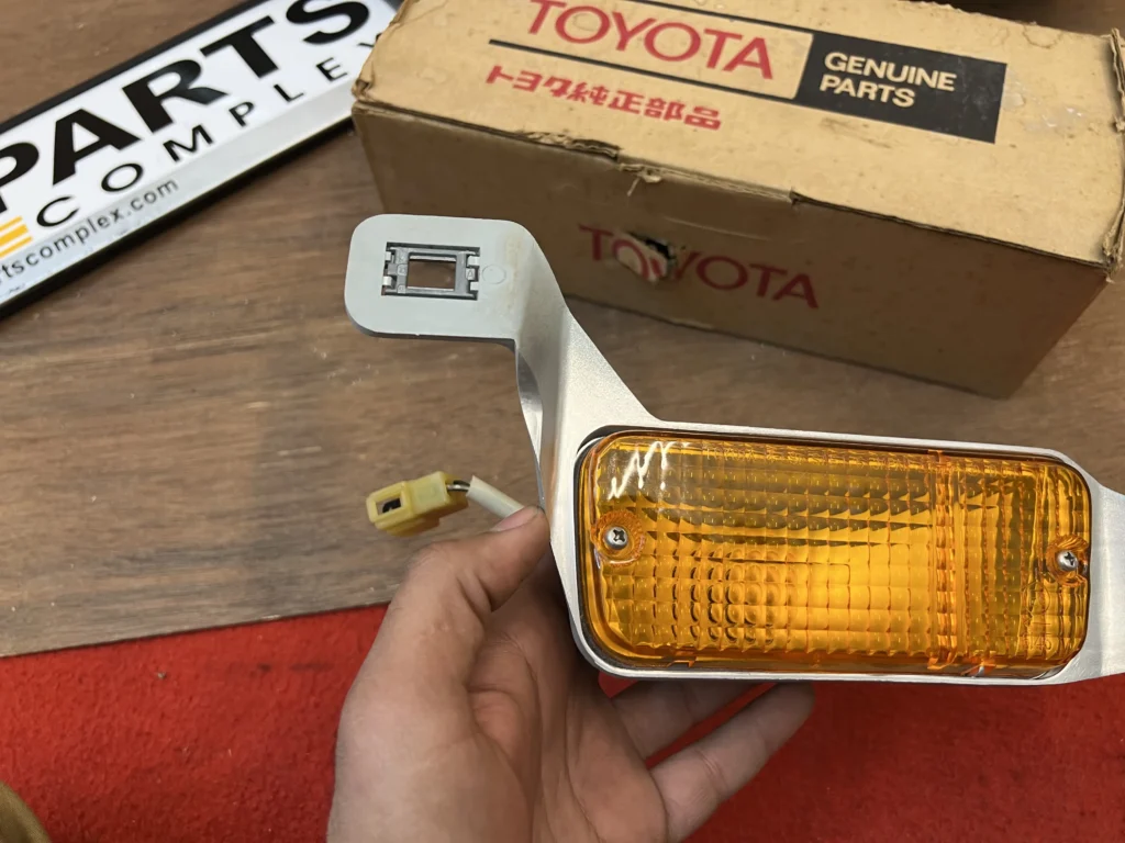TOYOTA CORONA RT130 TT132 1978 - 1980 Front bumper indicator right side (4)