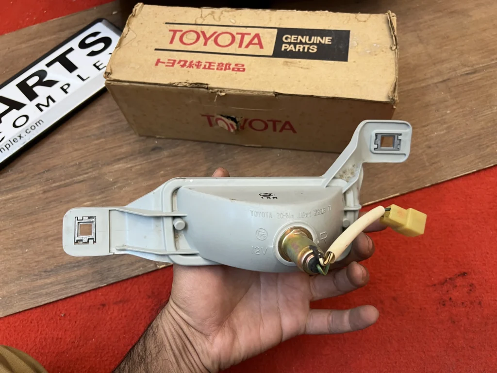 TOYOTA CORONA RT130 TT132 1978 - 1980 Front bumper indicator right side (5)