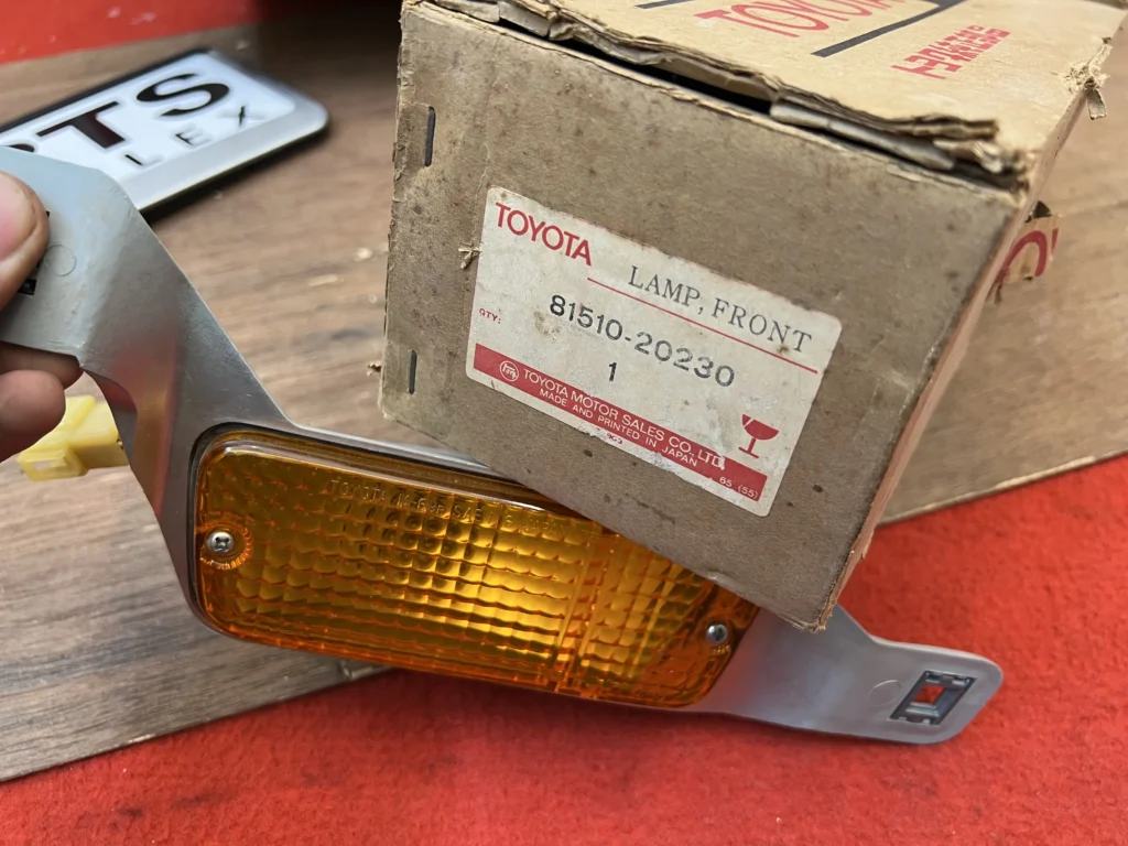 TOYOTA CORONA RT130 TT132 1978 - 1980 Front bumper indicator right side (6)