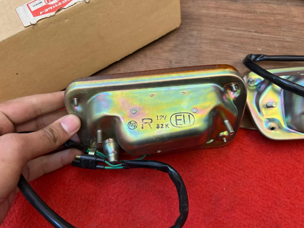 Toyota Carina 1971 1972 1973 front bumper indicators (2)