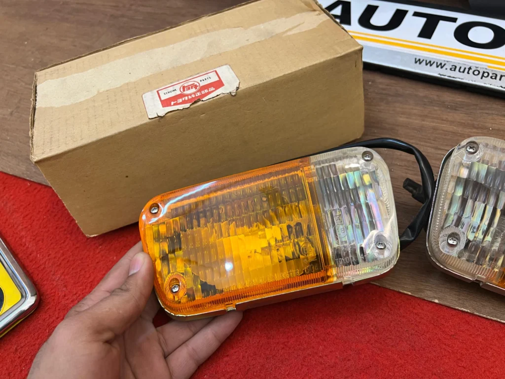 Toyota Carina 1971 1972 1973 front bumper indicators (3)