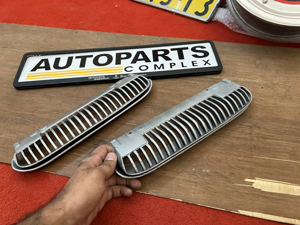 Corolla 1971 - 1974 ke20 Te27 wiper cowl vents pair (1)