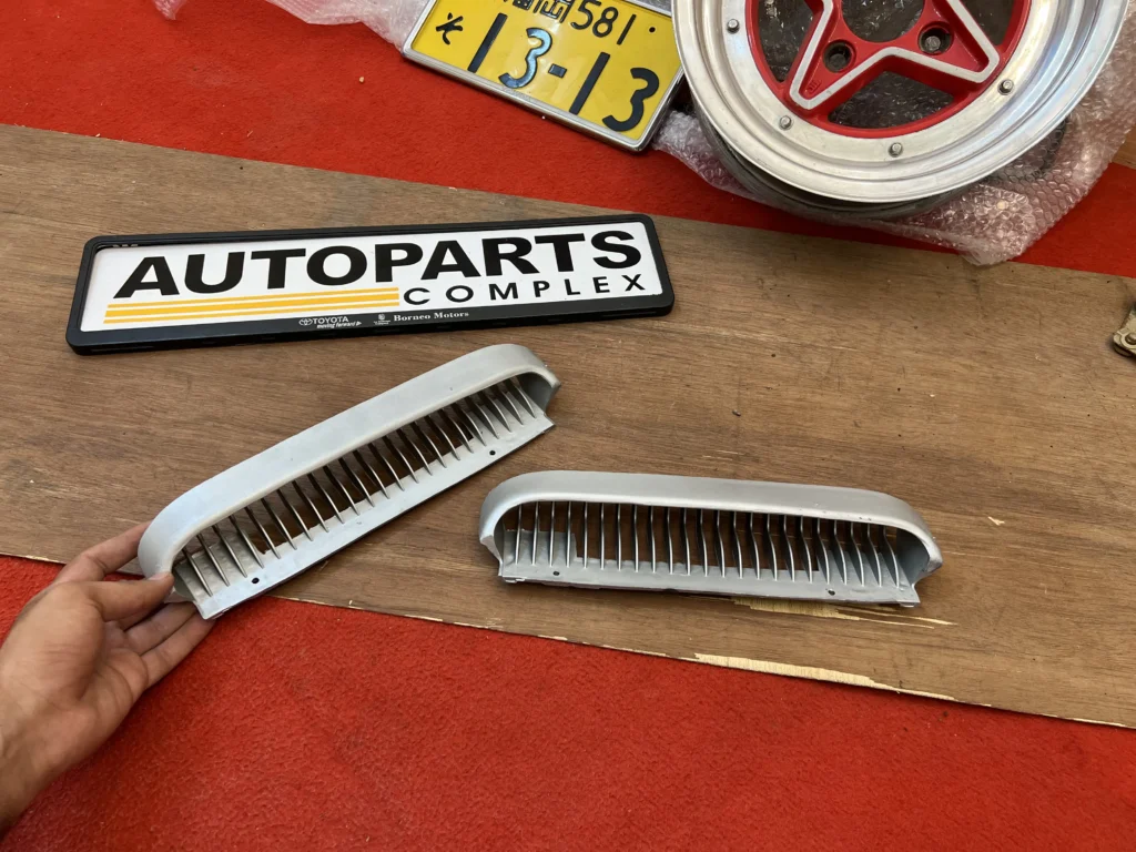 Corolla 1971 - 1974 ke20 Te27 wiper cowl vents pair (2)