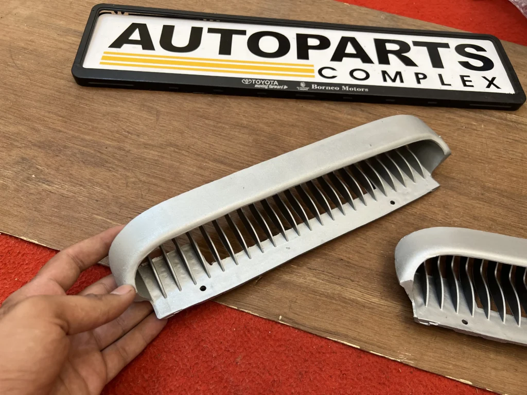 Corolla 1971 - 1974 ke20 Te27 wiper cowl vents pair (3)