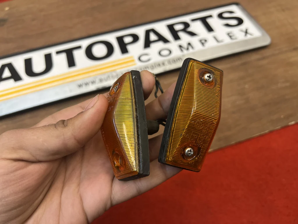 Corolla 1980 1981 1982 1983 ke70 Ae71 Ae72 fender indicators OEM used pair (8)