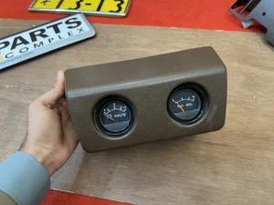 Hilux pickup 1979 - 1983 SR5 voltmeter (2)