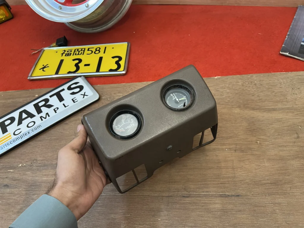 Hilux pickup 1979 - 1983 voltmeter (2)