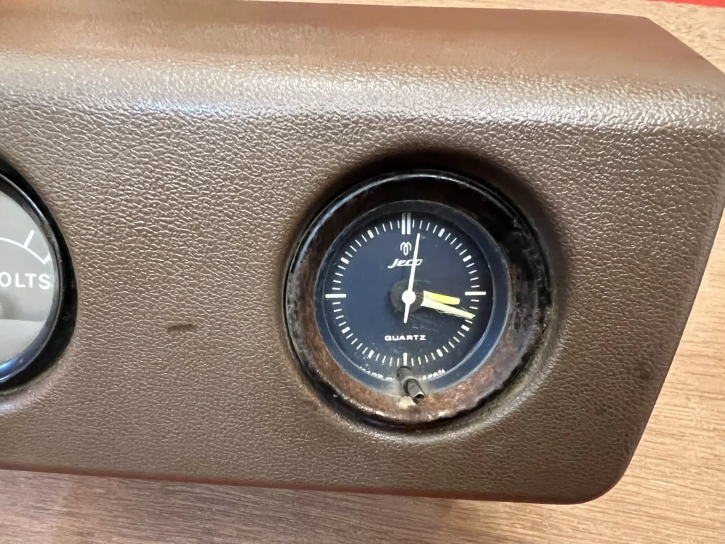 Hilux pickup 1979 - 1983 voltmeter (5)