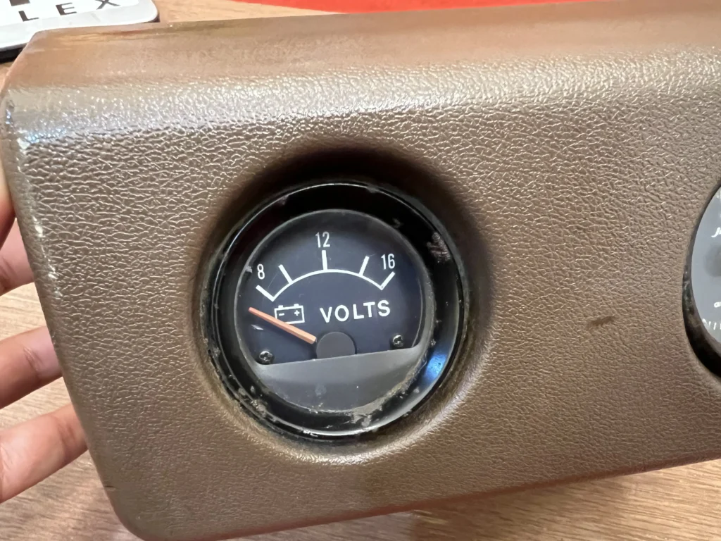 Hilux pickup 1979 - 1983 voltmeter (6)