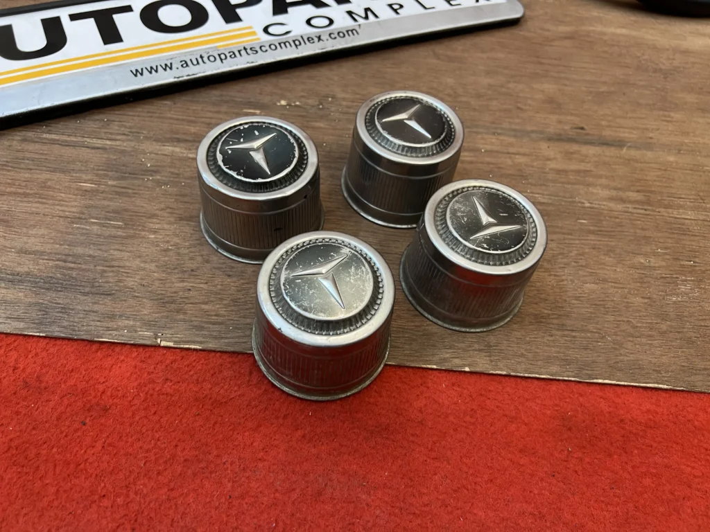 OEM Toyota center caps fit corolla 1976, corolla 1980 - 1983 te72 ke70, Carina Ta40 (1)