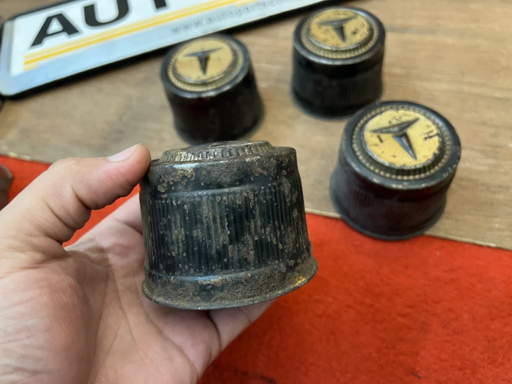 OEM Toyota center caps fits corolla ke30 (6)