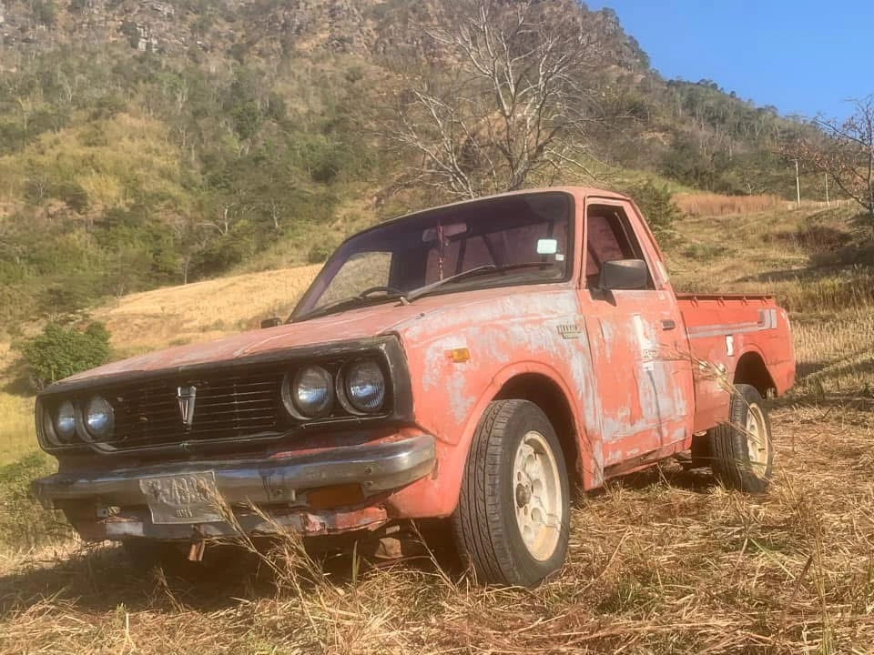 TOYOTA HILUX RN20 RN25 Pickup Truck Emblem Badge Front Grille badge (1)