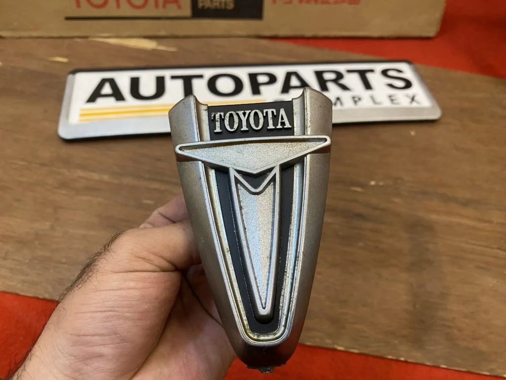 TOYOTA HILUX RN20 RN25 Pickup Truck Emblem Badge Front Grille badge (4)