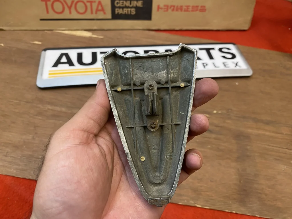 TOYOTA HILUX RN20 RN25 Pickup Truck Emblem Badge Front Grille badge (5)