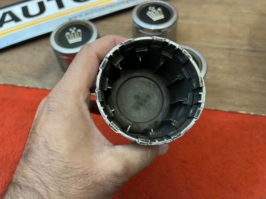 Toyota crown Ms123 Gs121 ms125 1983 - 1987 wheel center caps set (1)