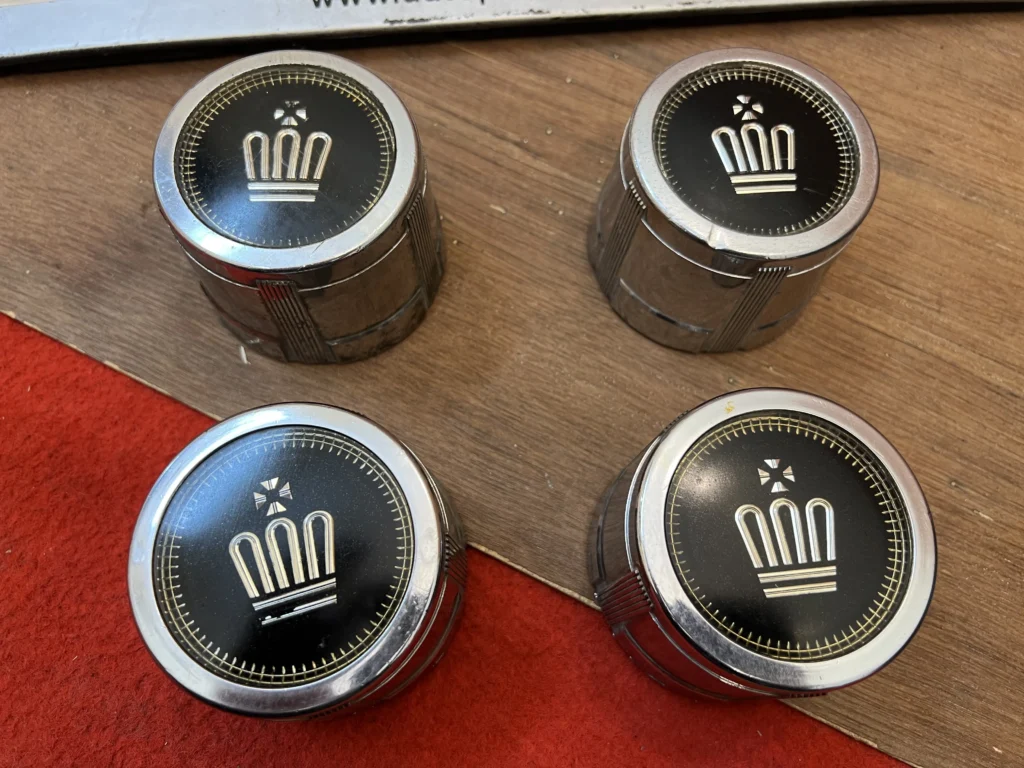 Toyota crown Ms123 Gs121 ms125 1983 - 1987 wheel center caps set (3)