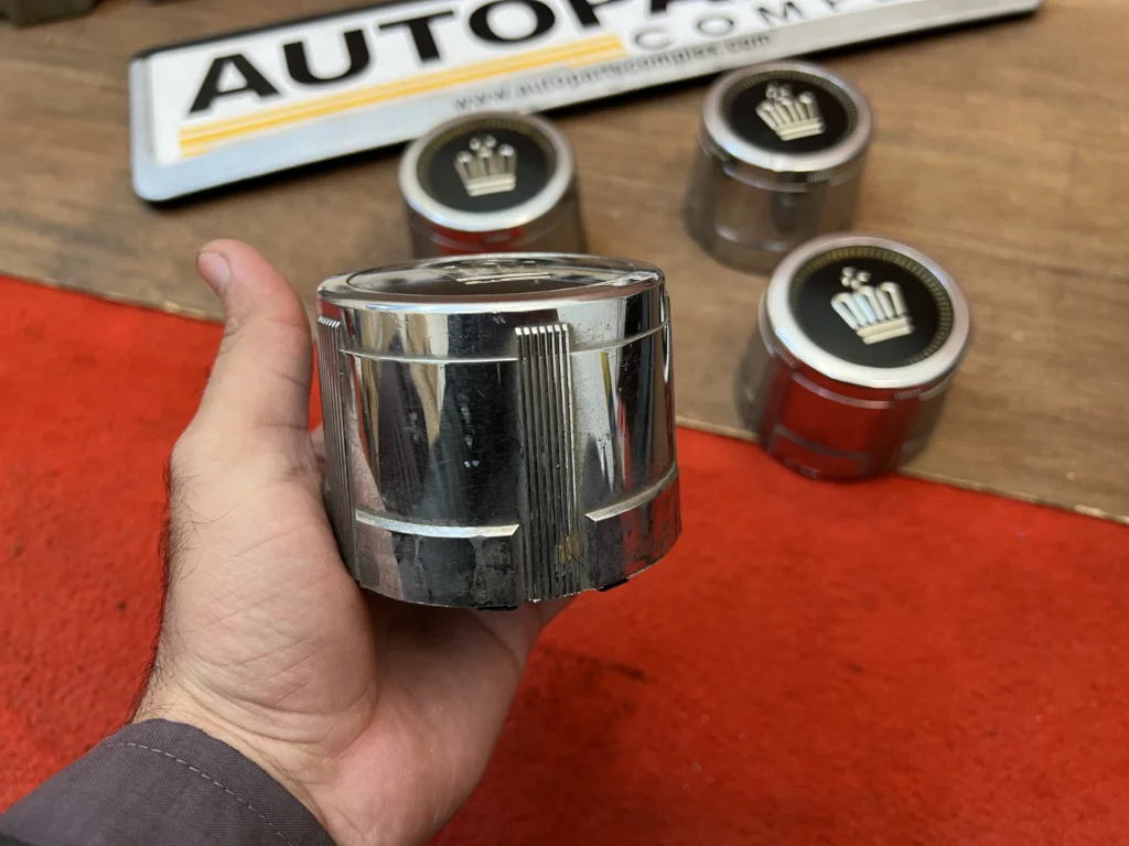 Toyota crown Ms123 Gs121 ms125 1983 - 1987 wheel center caps set (5)