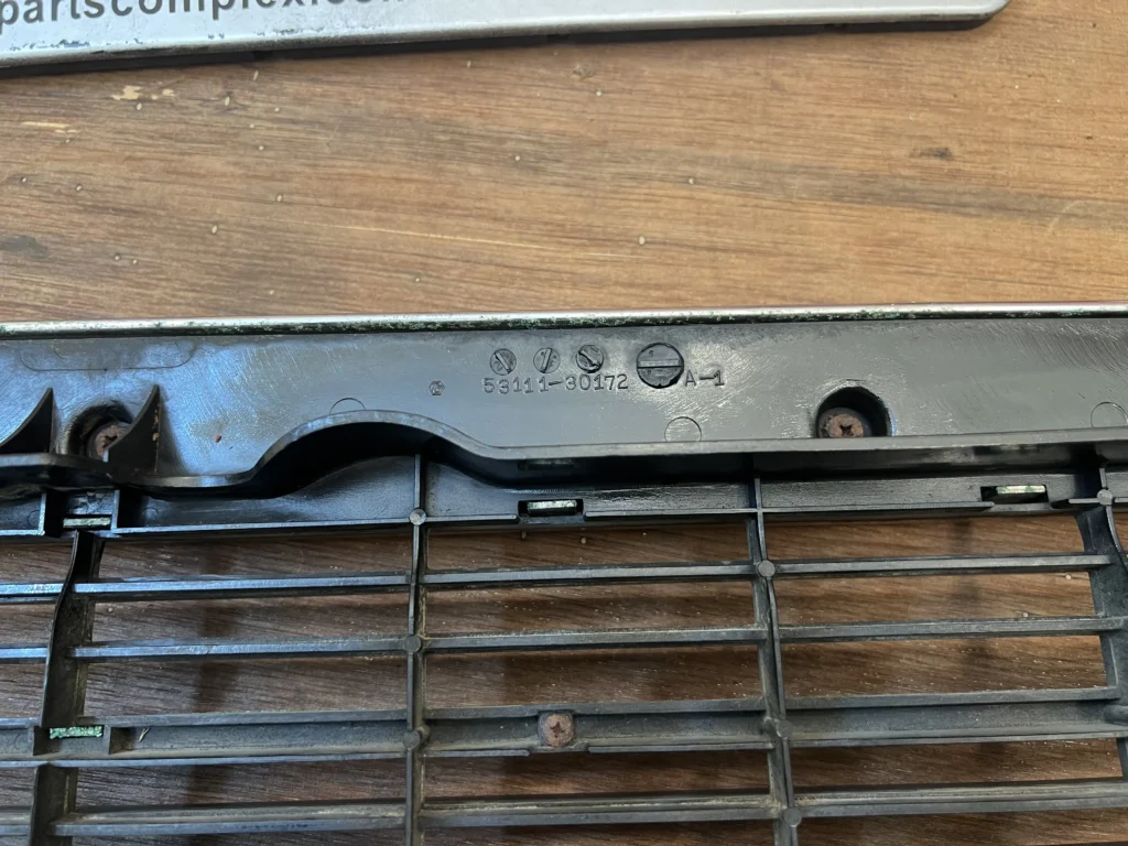 Toyota crown ms100 ms105 front radiator grille (1)