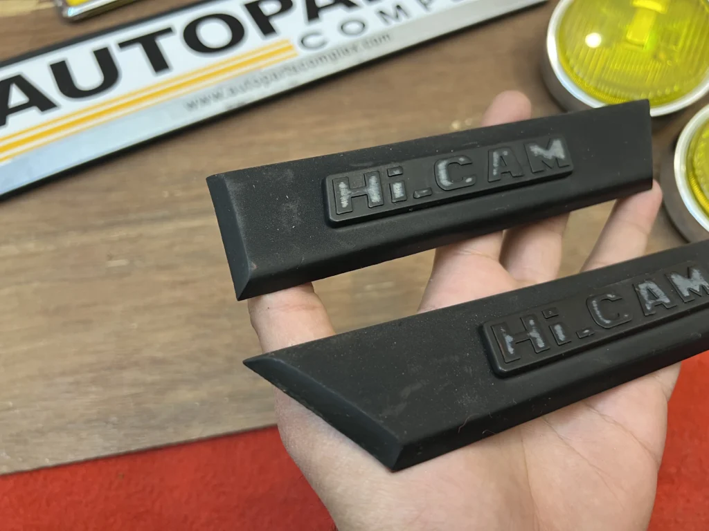 Toyota ke70 Ae71 Ce71 Front Fender Hi-Cam body moldings pair (3)