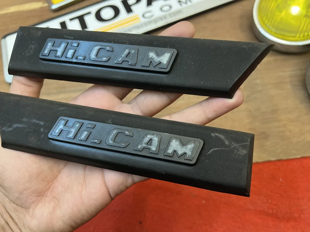 Toyota ke70 Ae71 Ce71 Front Fender Hi-Cam body moldings pair (4)