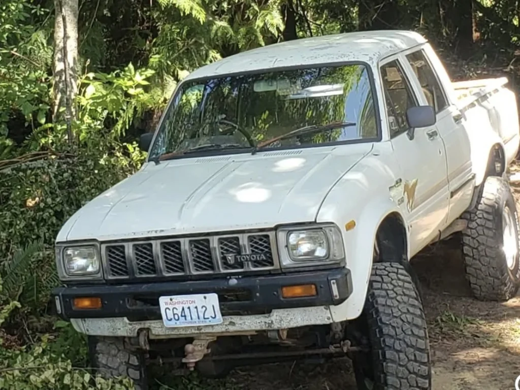 Toyota pickup Hilux 4wd 1981 1982 1983 grille Toyota badge (1)